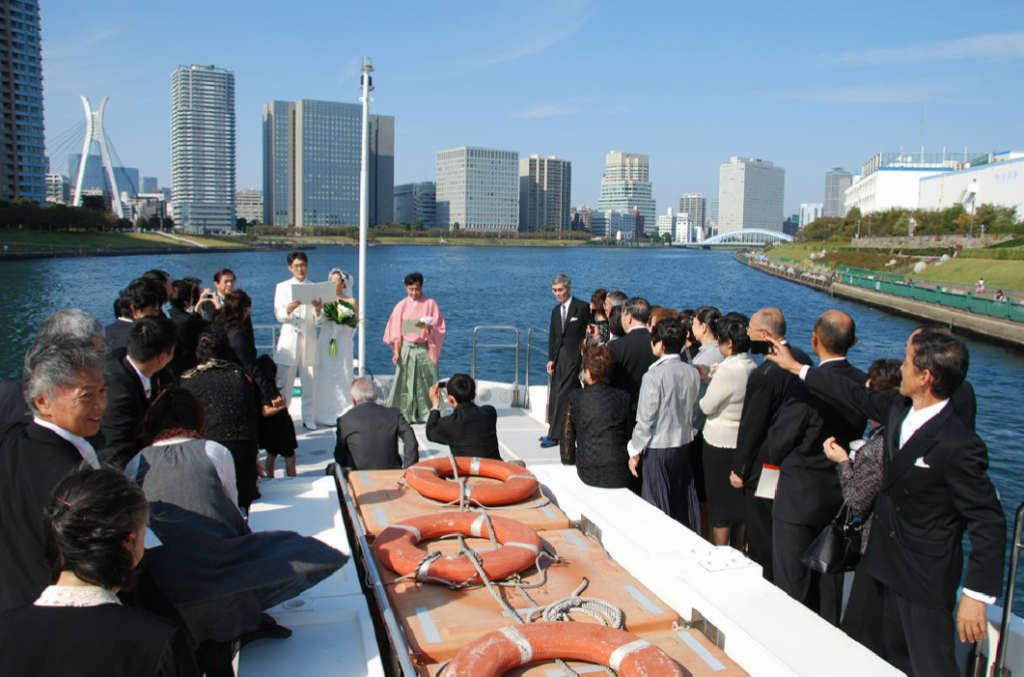 屋形船で貸切の結婚式