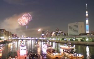 隅田川花火大会を屋形船で4